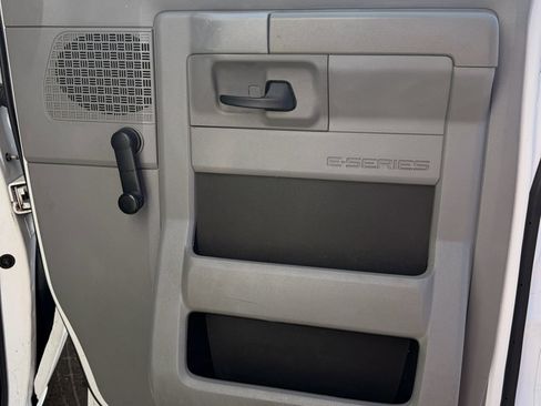 Used 2015 Ford E-350 and Econoline 350 Super Duty image 22