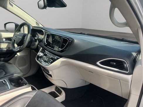 Used 2023 Chrysler Pacifica Touring-L FWD image 29