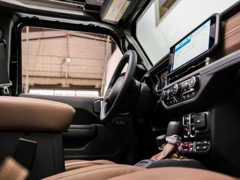 Used 2024 Jeep Wrangler Unlimited Rubicon w/ Technology Group image 64