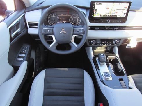 New 2025 Mitsubishi Outlander SE image 10