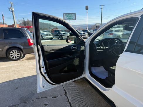 Used 2018 Jeep Grand Cherokee Laredo image 13