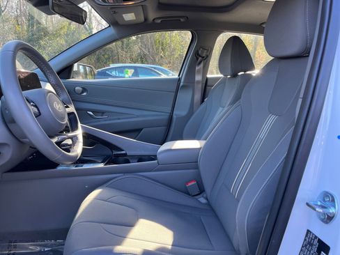 Used 2025 Hyundai Elantra SEL image 24