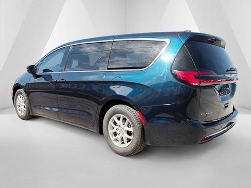 Used 2023 Chrysler Pacifica Touring-L image 5