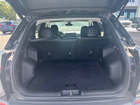Used 2019 Jeep Cherokee Latitude Plus w/ Comfort/Convenience Group FWD image 6