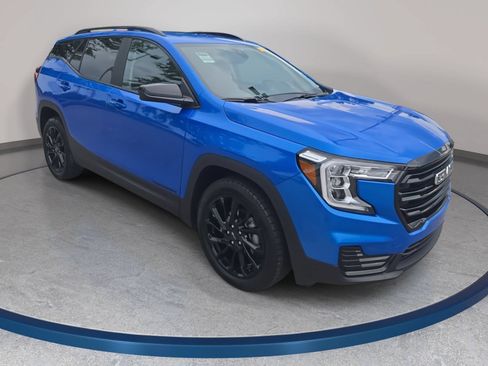 Used 2024 GMC Terrain SLE w/ Elevation Edition FWD image 3