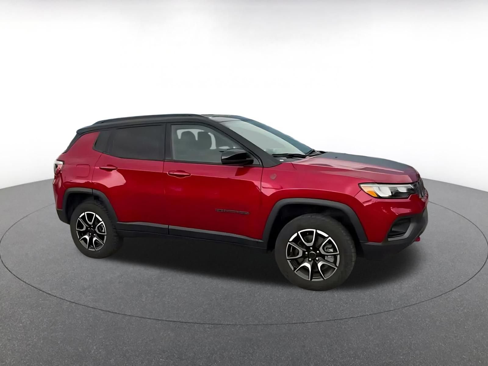 Used 2025 Jeep Compass Trailhawk AWD/4WD image 2
