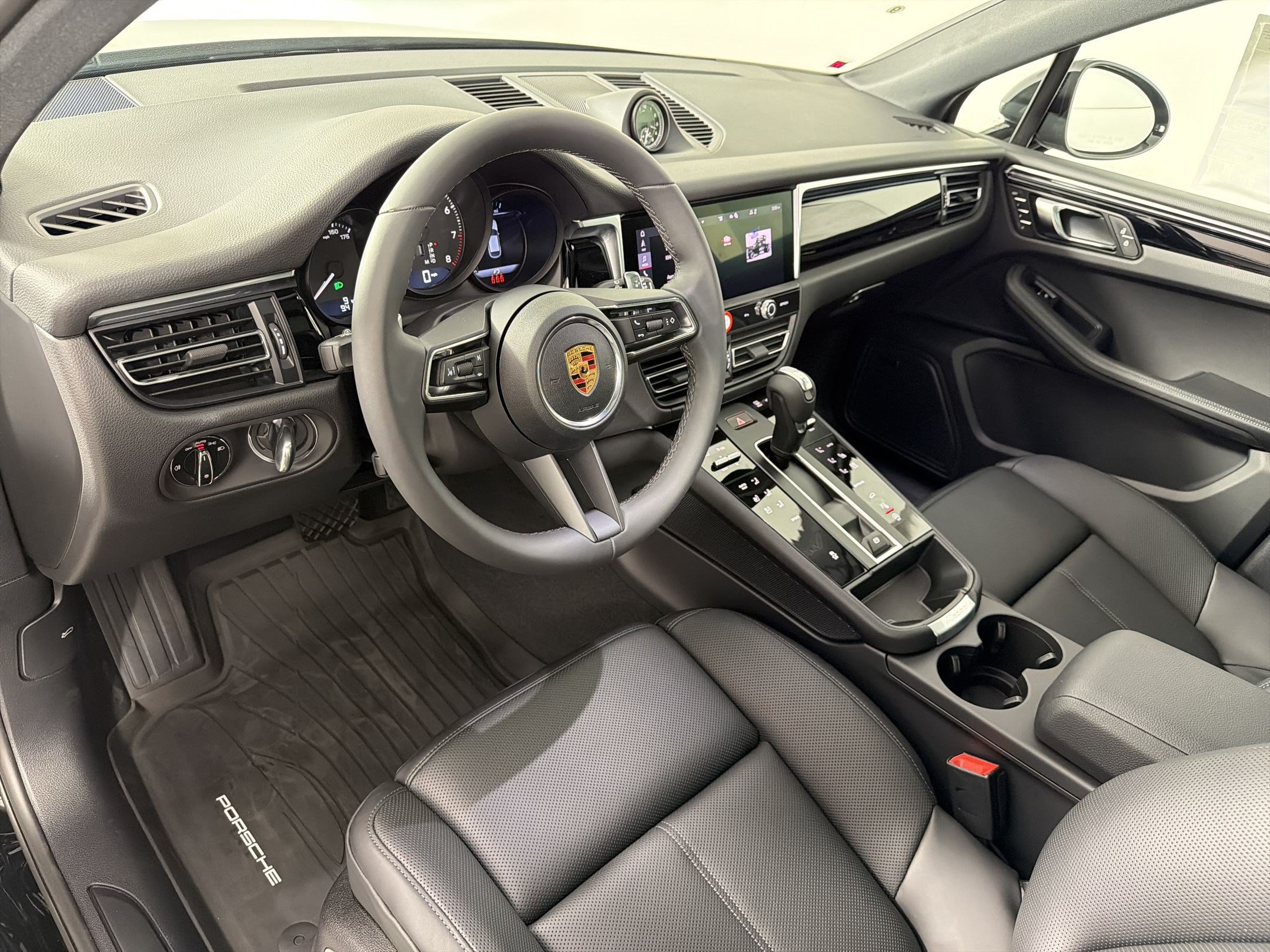 Used 2026 Porsche Macan AWD/4WD image 4