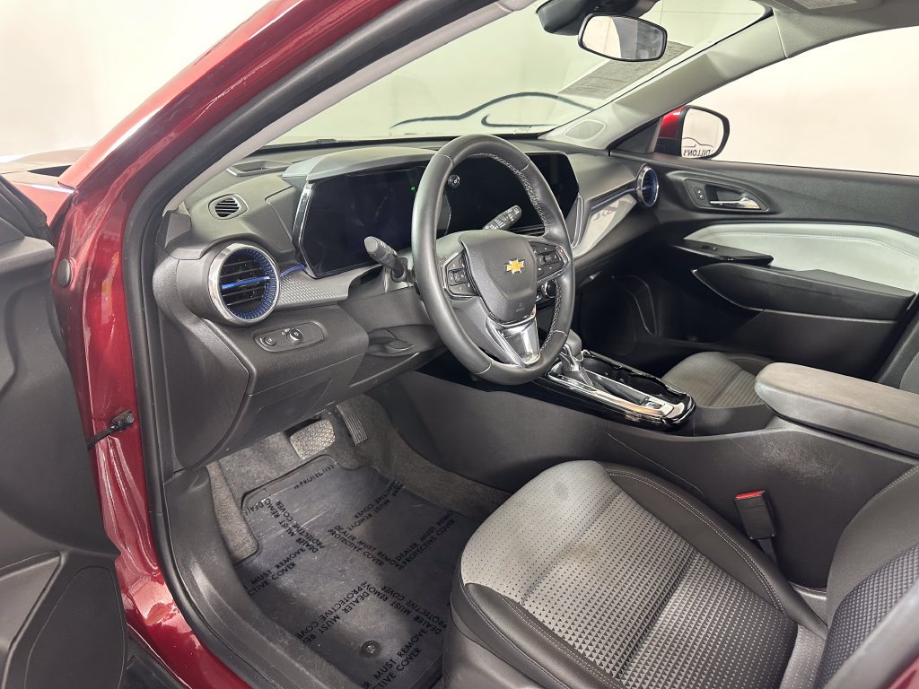 Used 2025 Chevrolet Trax LT w/ LT Convenience Package FWD image 15