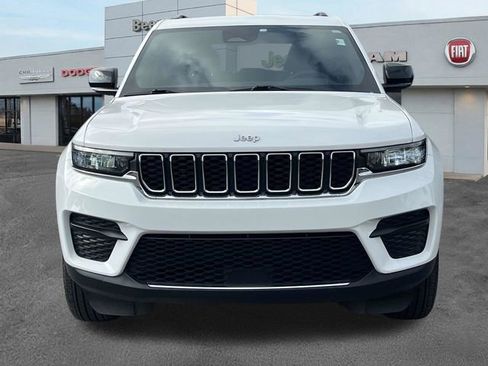 Used 2024 Jeep Grand Cherokee Laredo X AWD/4WD image 2