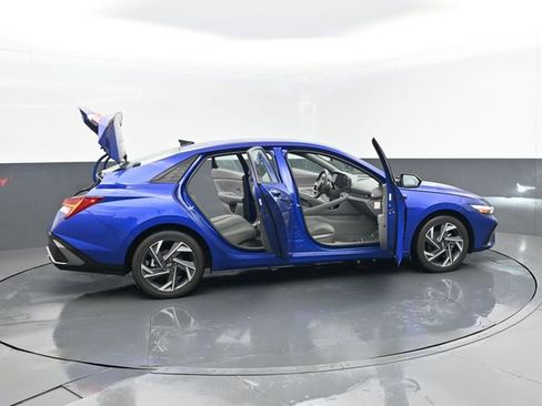 Used 2025 Hyundai Elantra SEL image 28