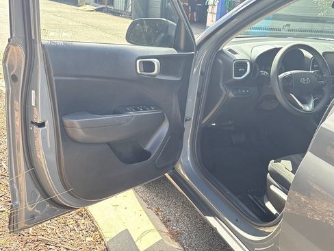 Used 2020 Hyundai Venue SEL FWD image 3