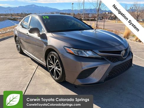 Used 2019 Toyota Camry SE image 1