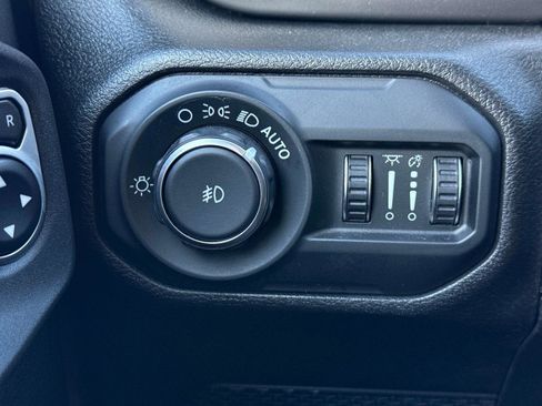 Used 2019 Jeep Wrangler Sport image 32