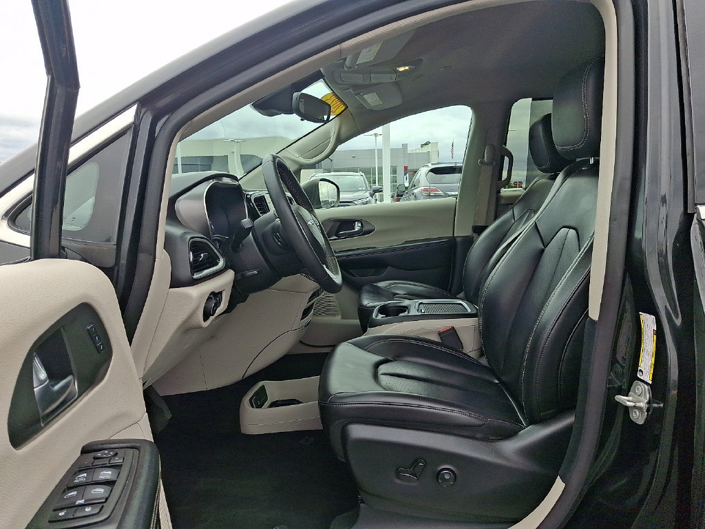 Used 2023 Chrysler Pacifica Touring-L FWD image 13