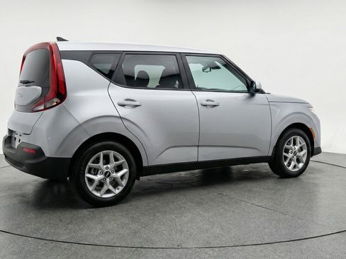 Used 2025 Kia Soul LX w/ LX Technology Package FWD image 9