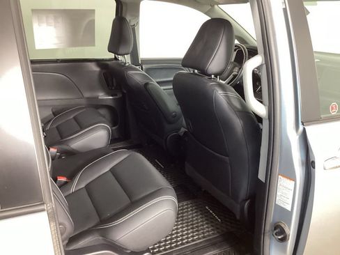 Used 2020 Toyota Sienna SE FWD image 35