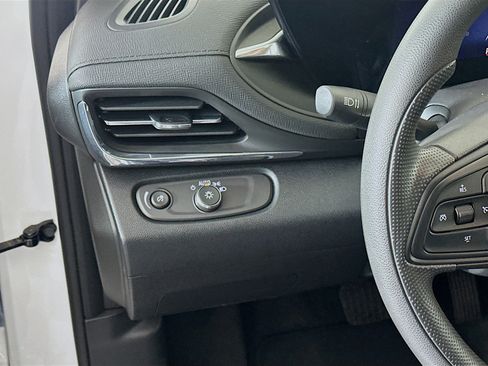 Used 2025 Buick Envista Preferred image 16