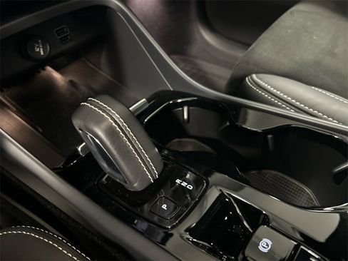 Used 2022 Volvo XC40 T5 R-Design w/ Advanced Package image 19