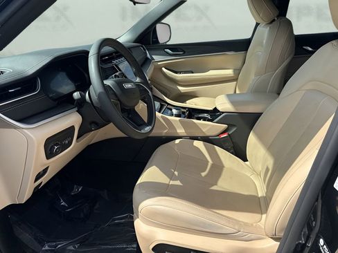 Used 2023 Jeep Grand Cherokee Limited w/ Luxury Tech Group II image 9