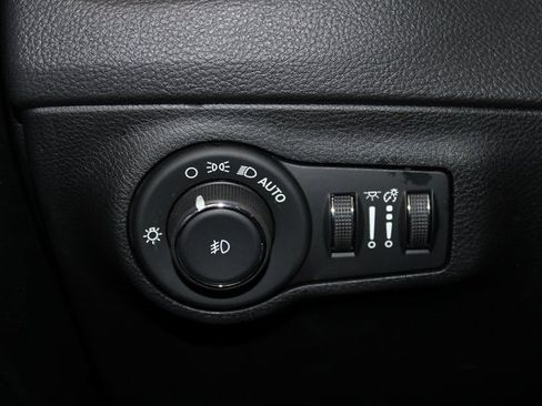 Used 2019 Jeep Compass Latitude image 18