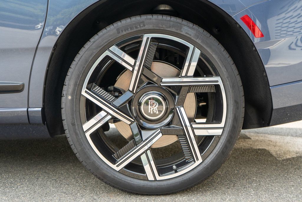 New 2027 Rolls-Royce Cullinan Black Badge AWD/4WD image 28
