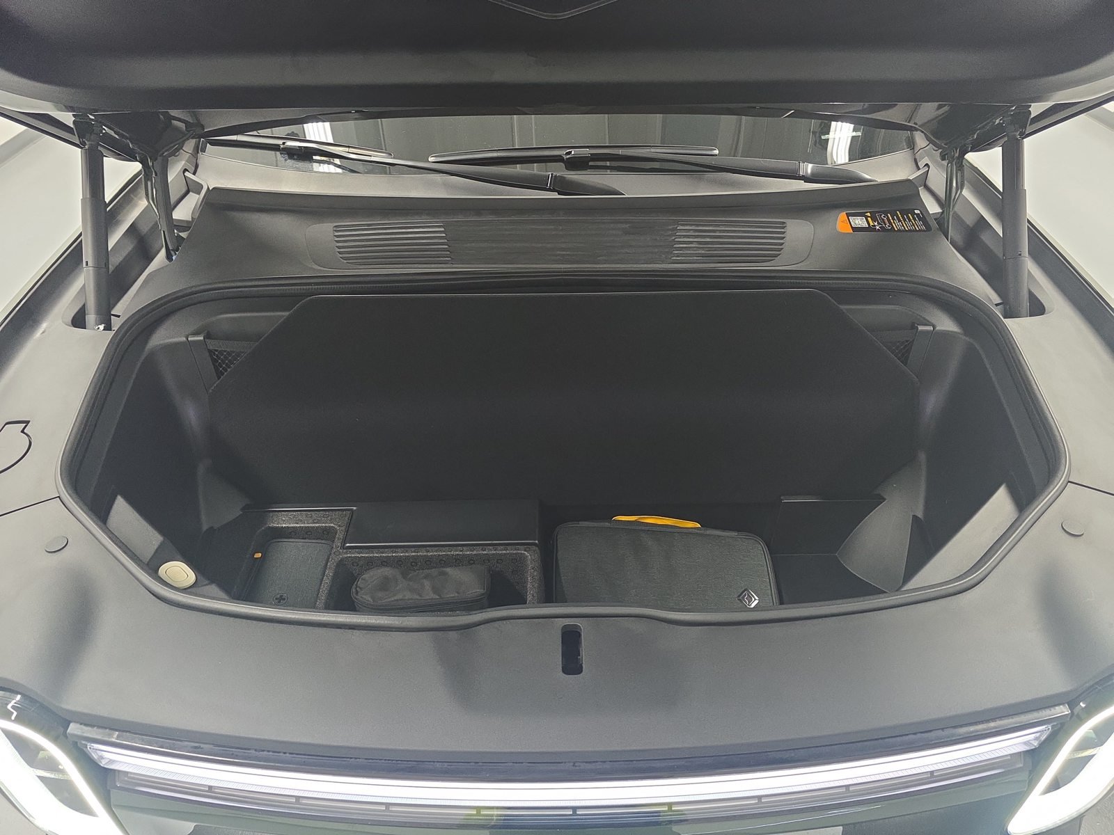 Used 2025 Rivian R1S Adventure Dual AWD/4WD image 14