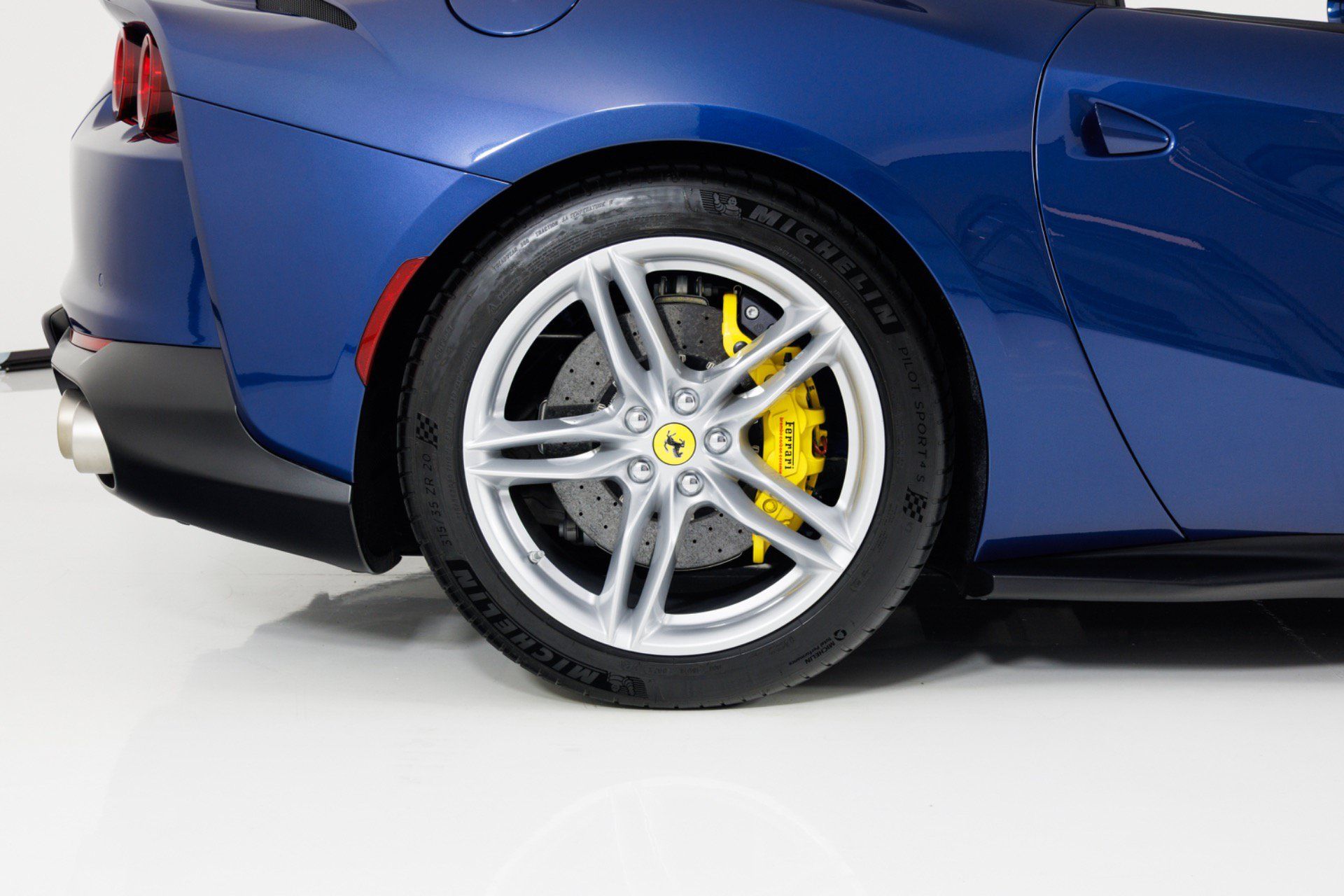Used 2021 Ferrari 812 GTS RWD image 14