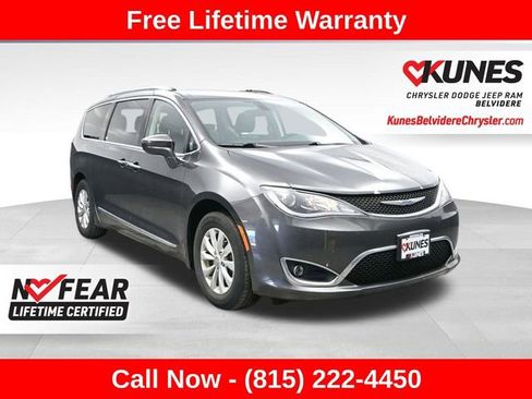 Used 2018 Chrysler Pacifica Touring-L image 1