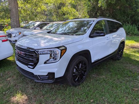 Used 2024 GMC Terrain SLE w/ Driver Convenience Package FWD image 3