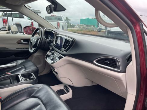 Used 2017 Chrysler Pacifica Touring-L FWD image 26