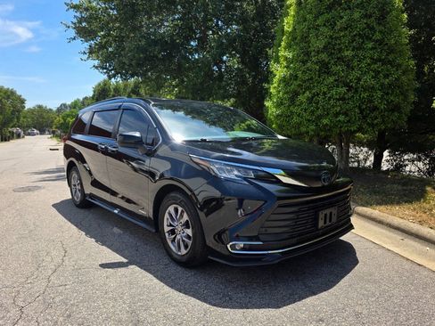 Used 2021 Toyota Sienna XLE FWD image 7