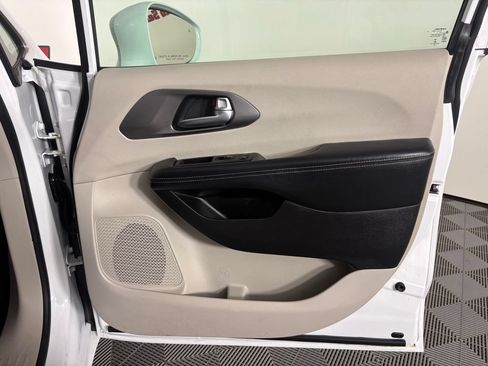 Used 2022 Chrysler Pacifica Touring-L FWD image 34