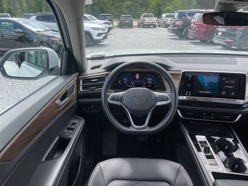 Used 2025 Volkswagen Atlas SE FWD image 11