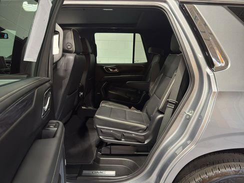 Used 2023 GMC Yukon SLT w/ SLT Premium Package image 12