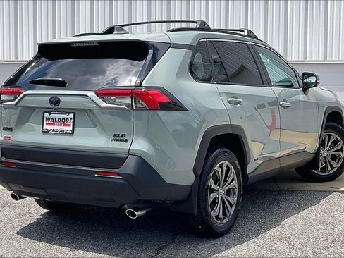 Used 2022 Toyota RAV4 XLE Premium AWD/4WD image 17
