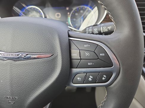 Certified 2023 Chrysler Pacifica Limited image 18