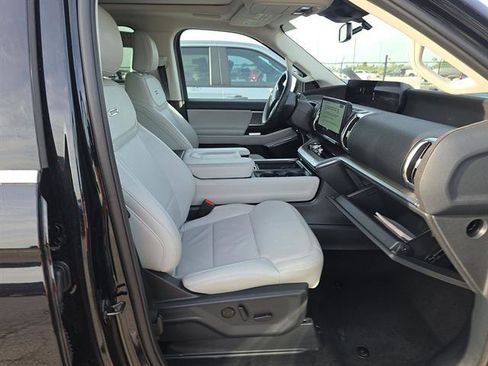 Used 2025 Ford Expedition Platinum w/ Driver's Package AWD/4WD image 7