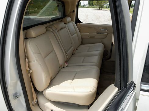 Used 2007 Cadillac Escalade EXT w/ Information Package AWD/4WD image 31