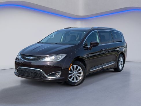 Used 2018 Chrysler Pacifica Touring-L FWD image 2