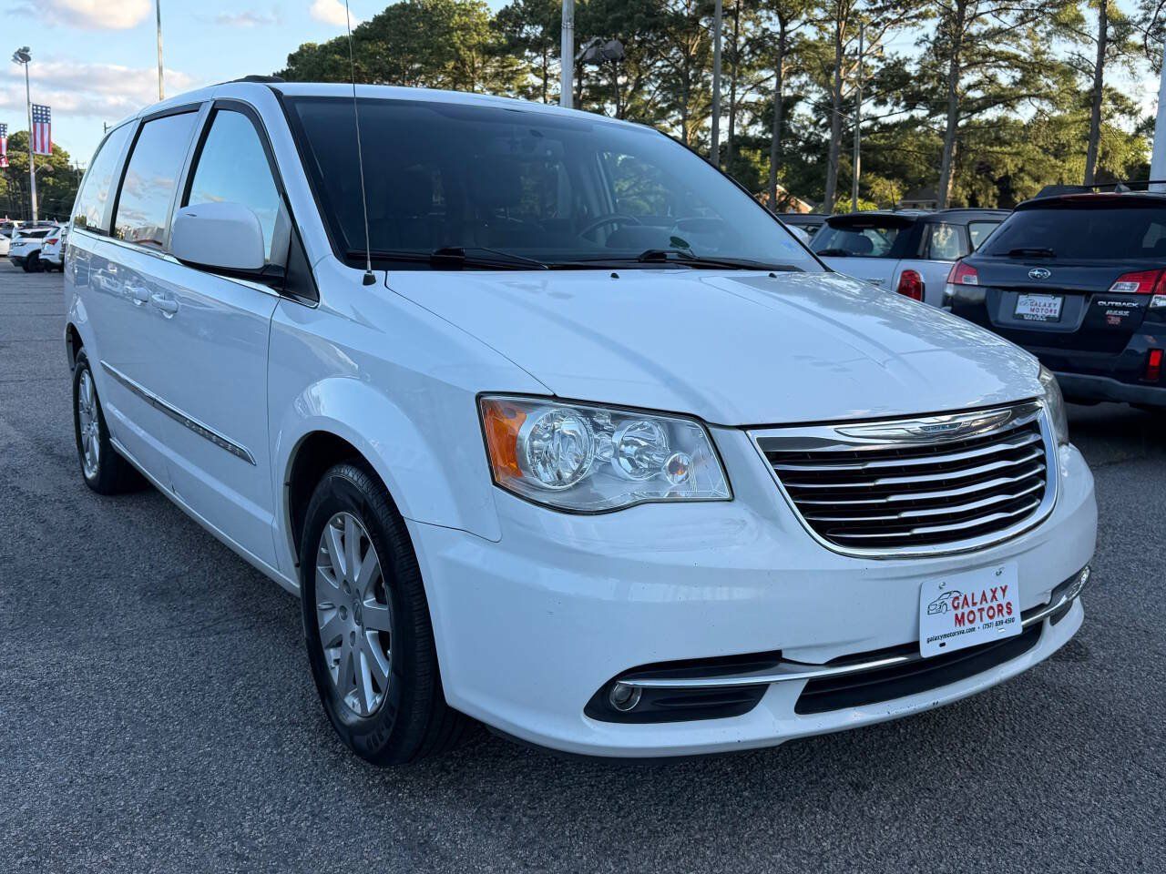 Used 2016 Chrysler Town & Country Touring FWD image 4