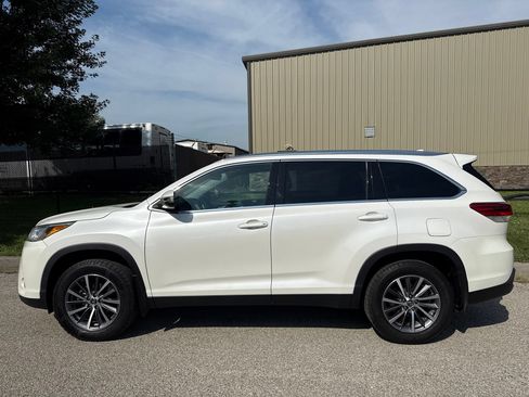 Used 2019 Toyota Highlander XLE AWD/4WD image 9