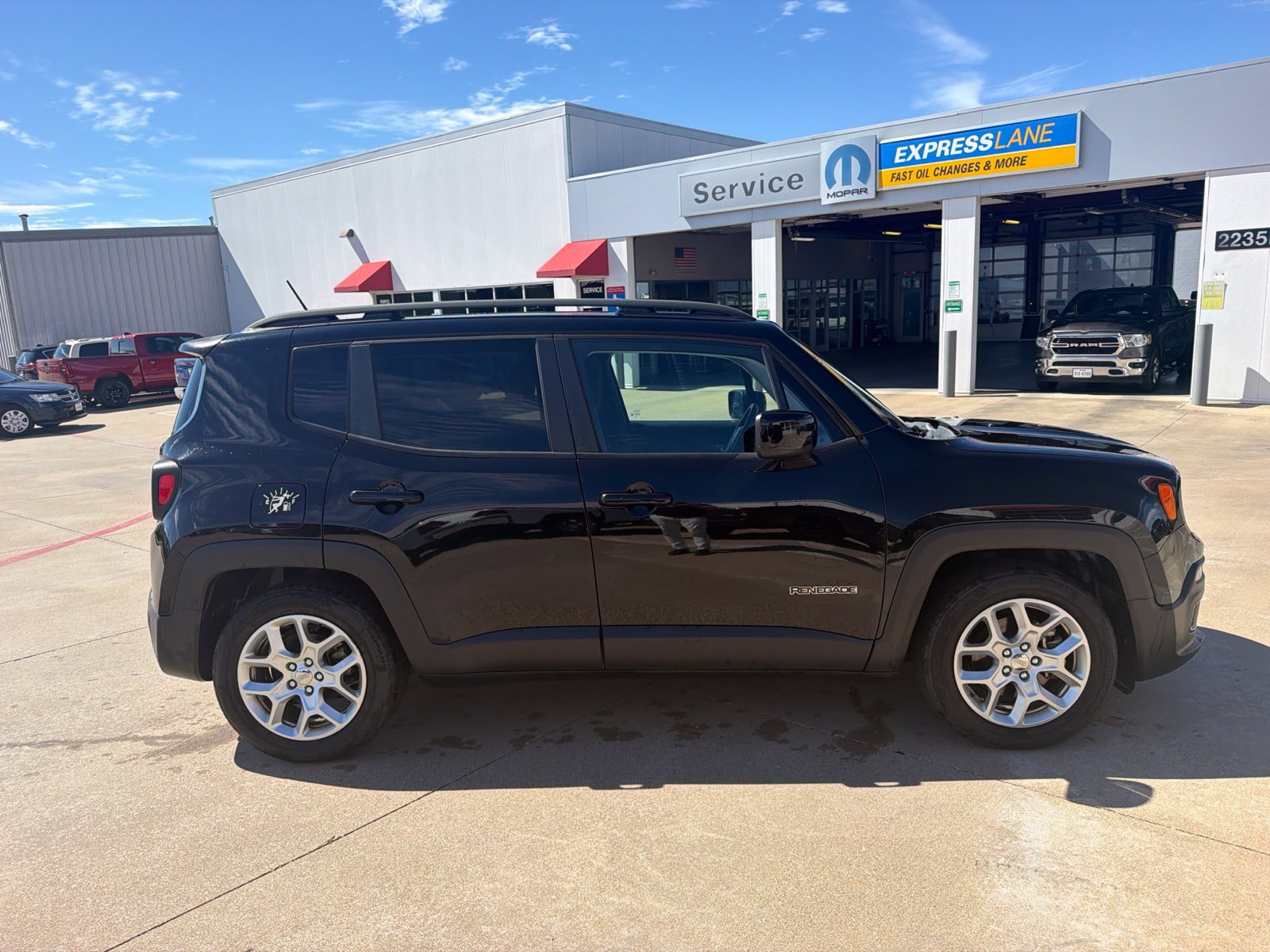 Used 2017 Jeep Renegade Latitude FWD image 4