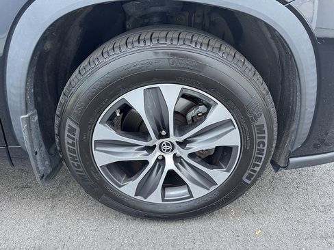 Used 2022 Toyota Highlander XLE AWD/4WD image 22