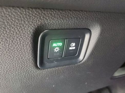 Used 2025 Porsche Cayenne w/ Premium Package image 34