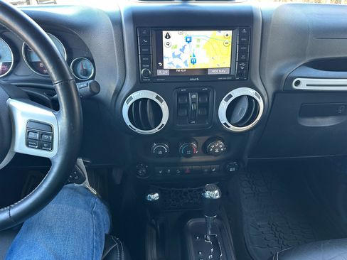Used 2014 Jeep Wrangler Unlimited Sahara image 13