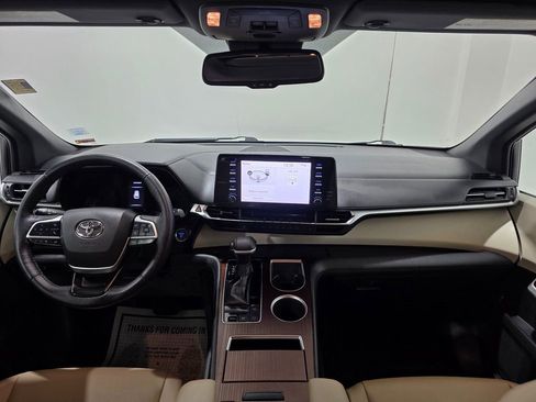 Used 2021 Toyota Sienna Limited image 2