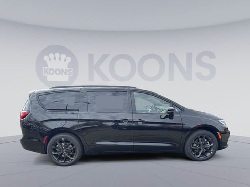 New 2026 Chrysler Pacifica Limited w/ S Appearance Package AWD/4WD image 8