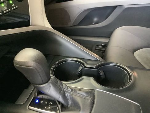 Used 2018 Toyota Camry LE image 23