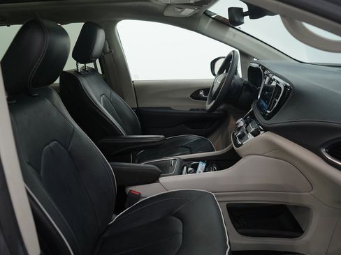 Used 2023 Chrysler Pacifica Limited image 11