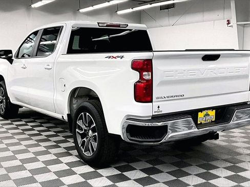 Used 2022 Chevrolet Silverado 1500 LT image 2